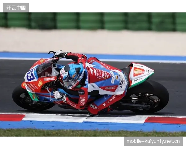 赛车比赛突破最高时速纪录，观众血脉喷张